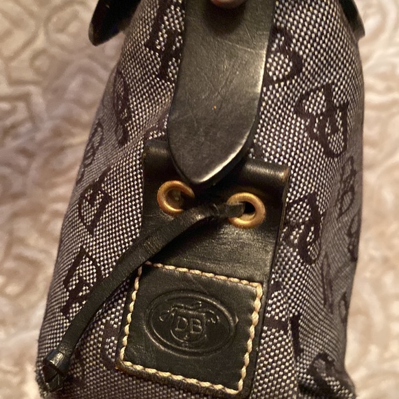 Dooney & Bourke Handbags - Authentic Dooney and Bourke purse in great condition💕 Black and white